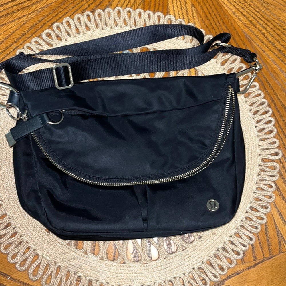 COPY - 🌟 GENTLY used (hand full of times) Lululemon all night festival bay 5L🌟